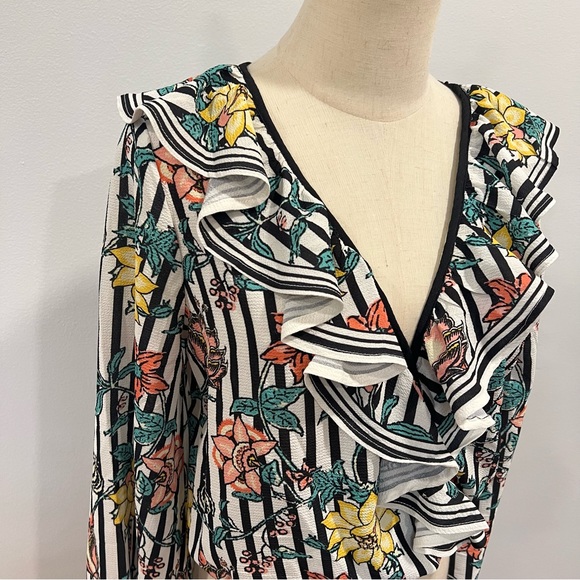 Flying Tomato Floral Outlined Faux Wrap Crop Top With Flare Sleeves - Reemoly - Picture 3 of 12